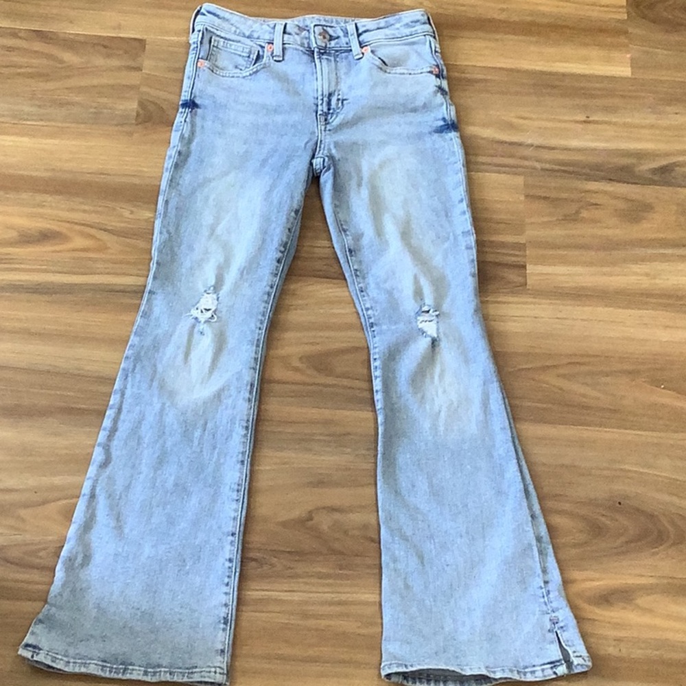 These are super cute trendy high rise flare jeans for girls, by the brand GAP.